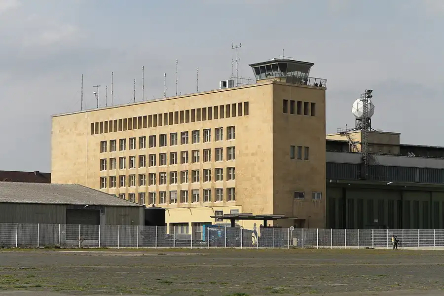 007 | 2011 | Berlin | Tempelhof Field | © carsten riede fotografie