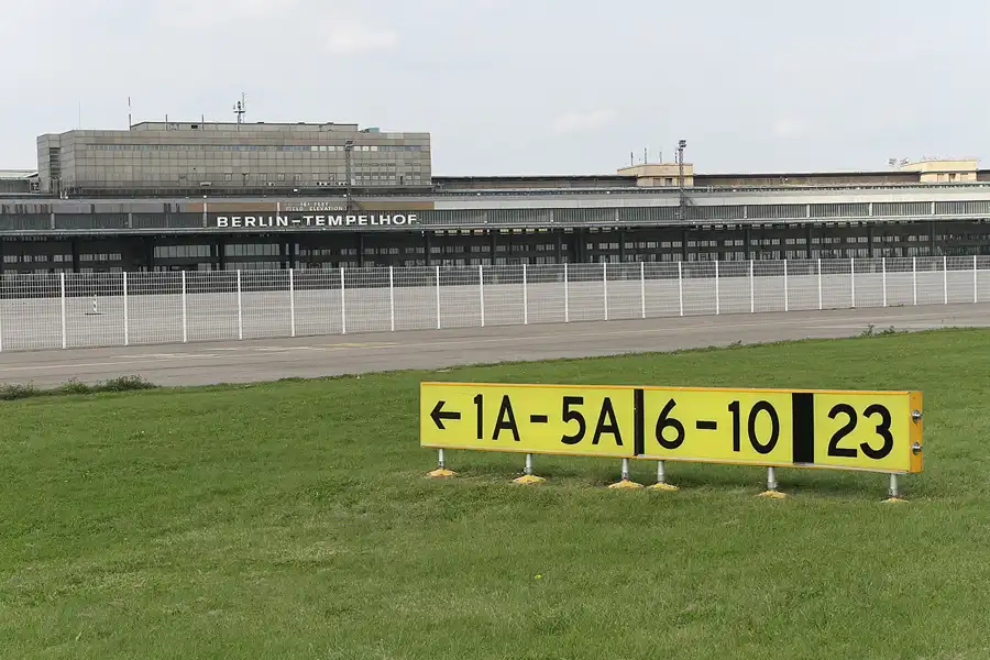 013 | 2011 | Berlin | Tempelhof Field | © carsten riede fotografie