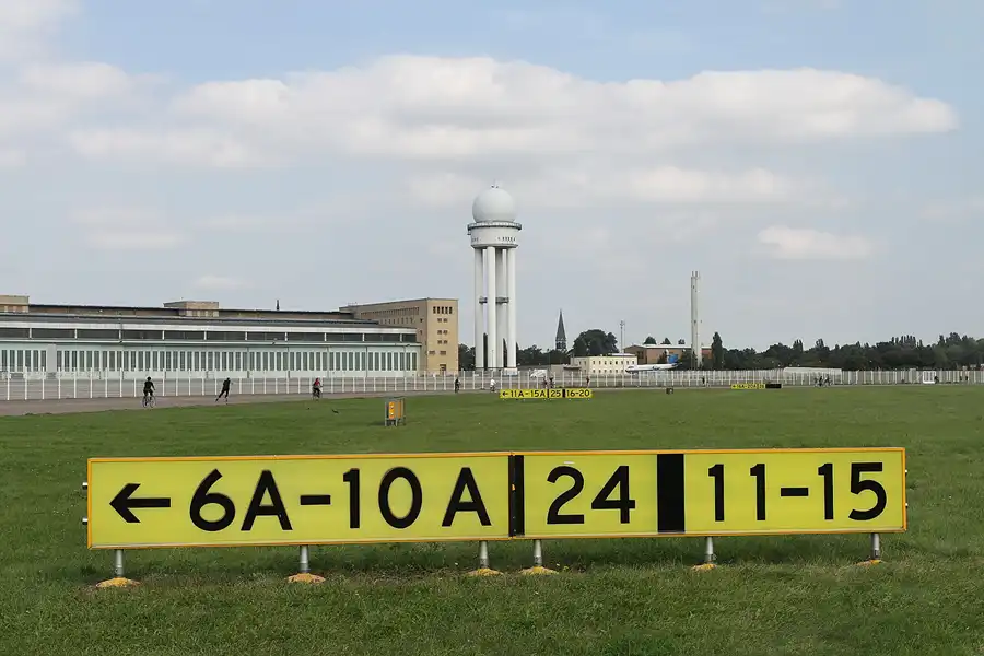 015 | 2011 | Berlin | Tempelhof Field | © carsten riede fotografie