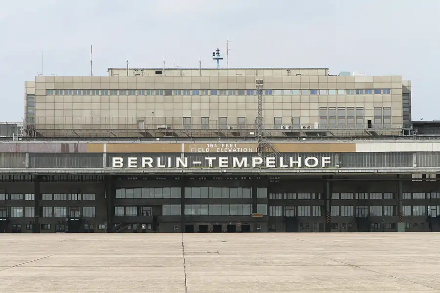 019 | 2011 | Berlin | Tempelhof Field | © carsten riede fotografie