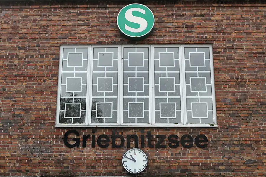 001 | 2011 | Griebnitzsee | S-Bahnhof | © carsten riede fotografie