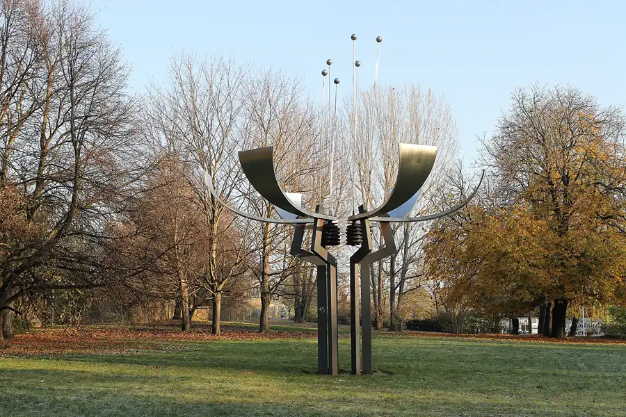 001 | 2011 | Berlin | Am S-Bahnhof Treptower Park | © carsten riede fotografie