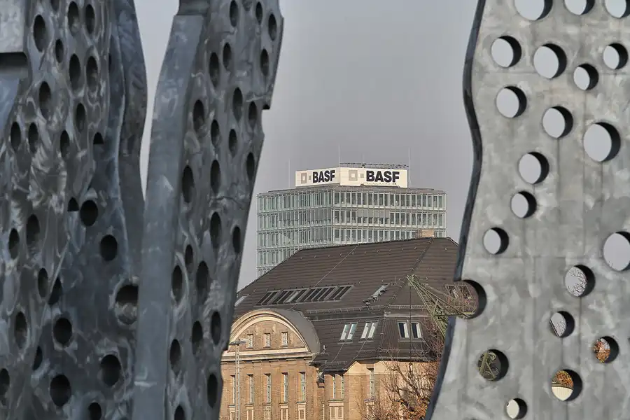 007 | 2011 | Berlin | Osthafen – Molecule Man | © carsten riede fotografie
