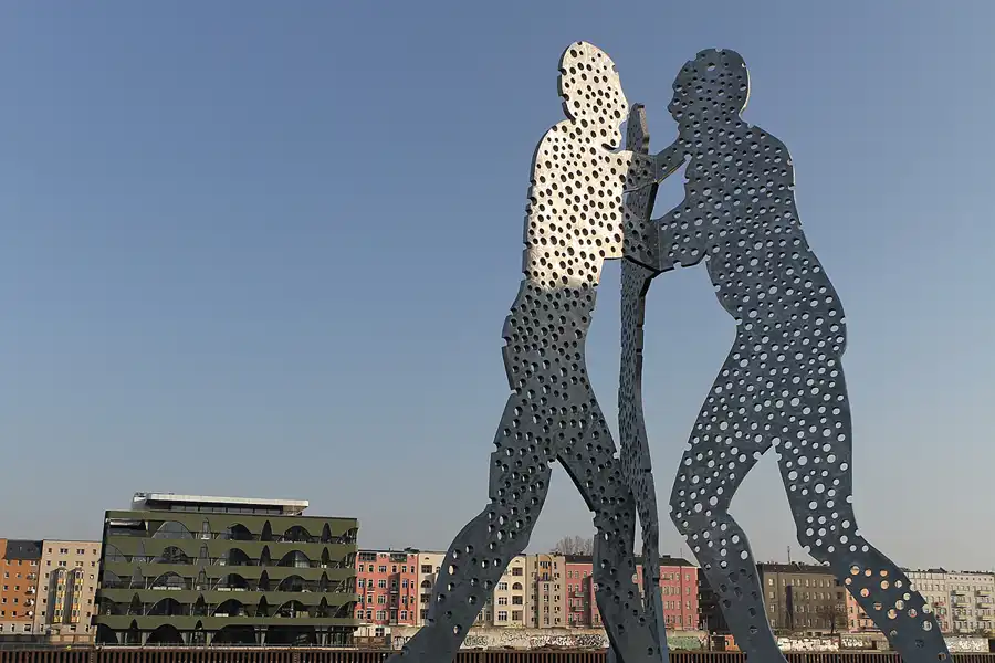 010 | 2011 | Berlin | Osthafen – Molecule Man | © carsten riede fotografie