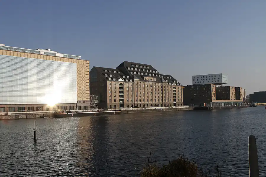 051 | 2011 | Berlin | Osthafen – Universal Music, Spreespeicher und nhow Hotel | © carsten riede fotografie