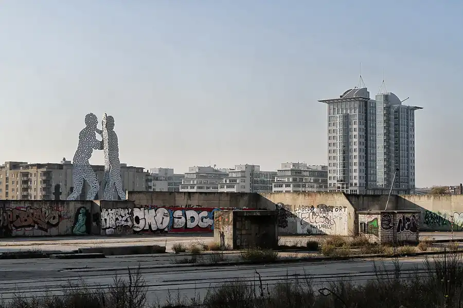 081 | 2011 | Berlin | Osthafen – Molecule Man und Twin Towers | © carsten riede fotografie