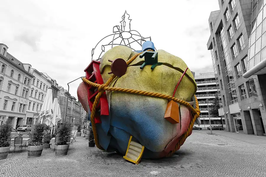 030 | 2012 | Berlin | Bethlehemkirchplatz – Houseball | © carsten riede fotografie