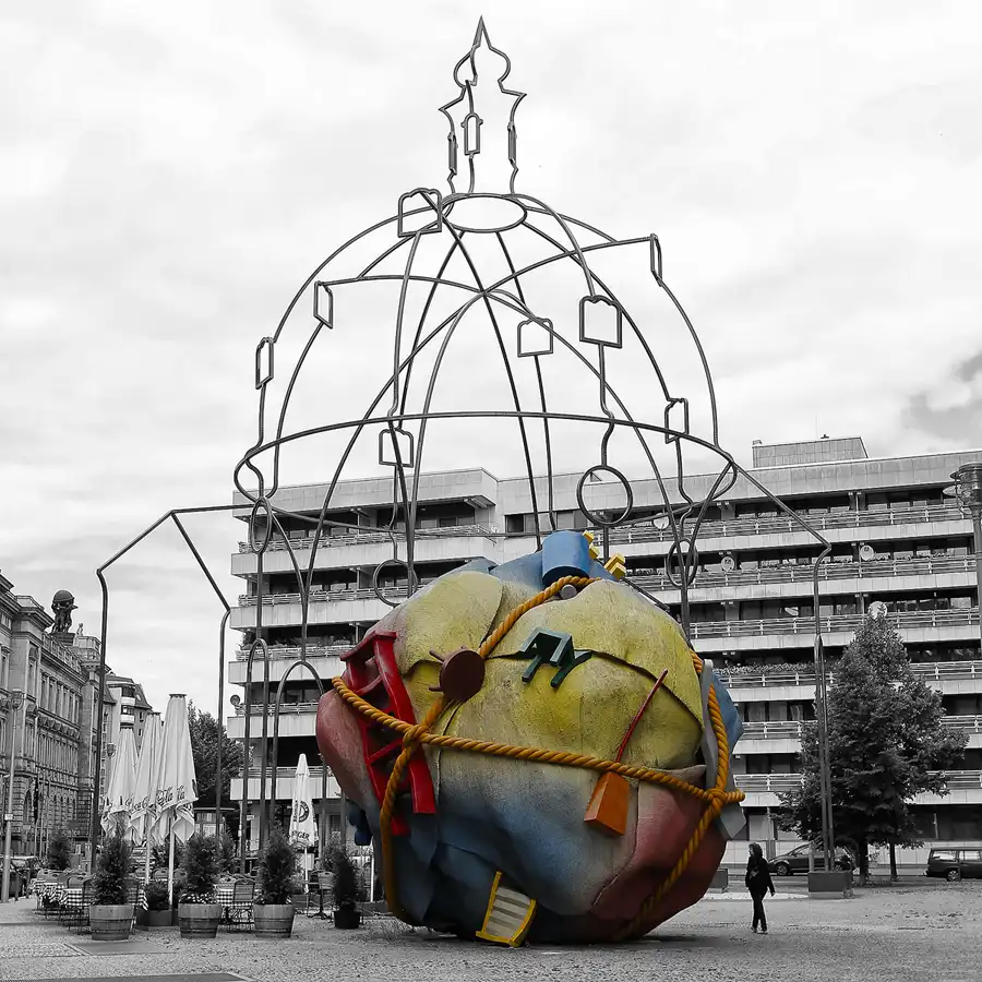 031 | 2012 | Berlin | Bethlehemkirchplatz – Houseball | © carsten riede fotografie