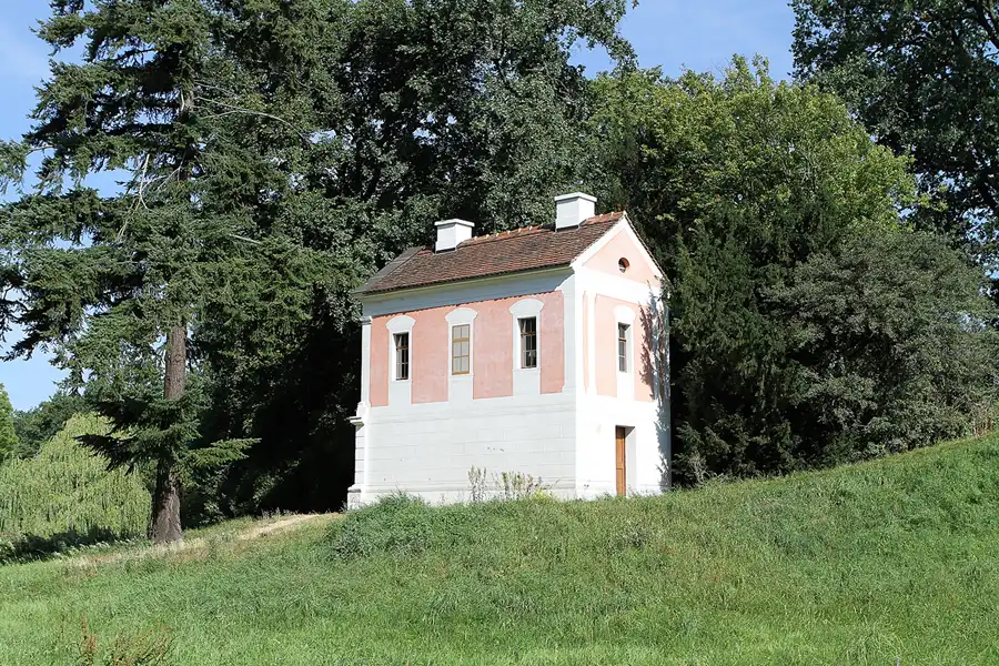 020 | 2012 | Wörlitz | Das Wörlitzer Gartenreich – Rotes Wallwachshaus | © carsten riede fotografie