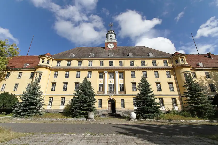 001 | 2012 | Wünsdorf | Das Haus der Offiziere – Hauptgebäude | © carsten riede fotografie