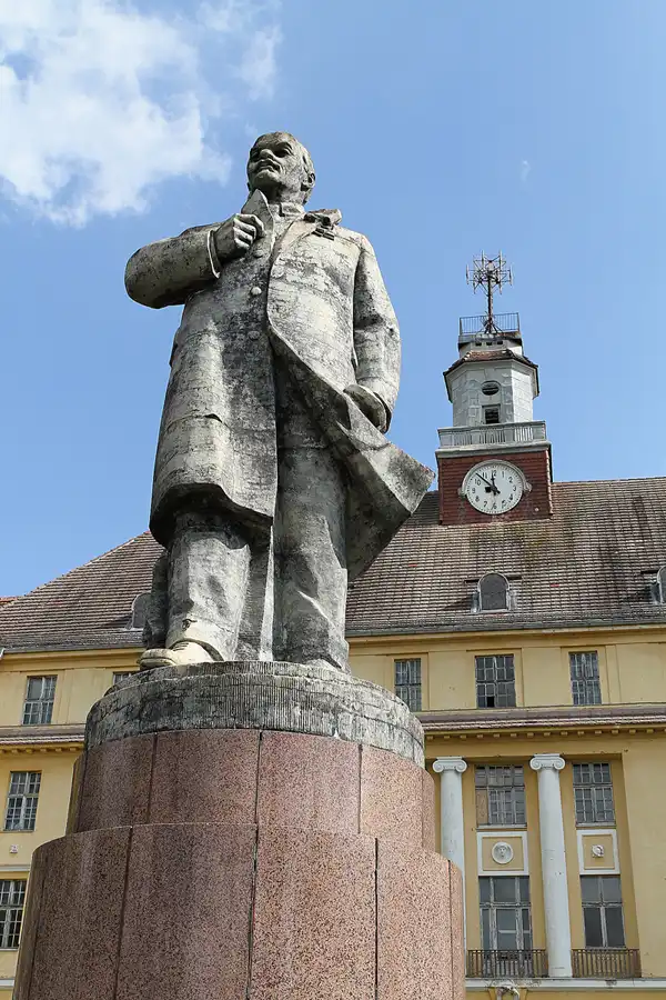 004 | 2012 | Wünsdorf | Das Haus der Offiziere – Hauptgebäude + Lenindenkmal | © carsten riede fotografie