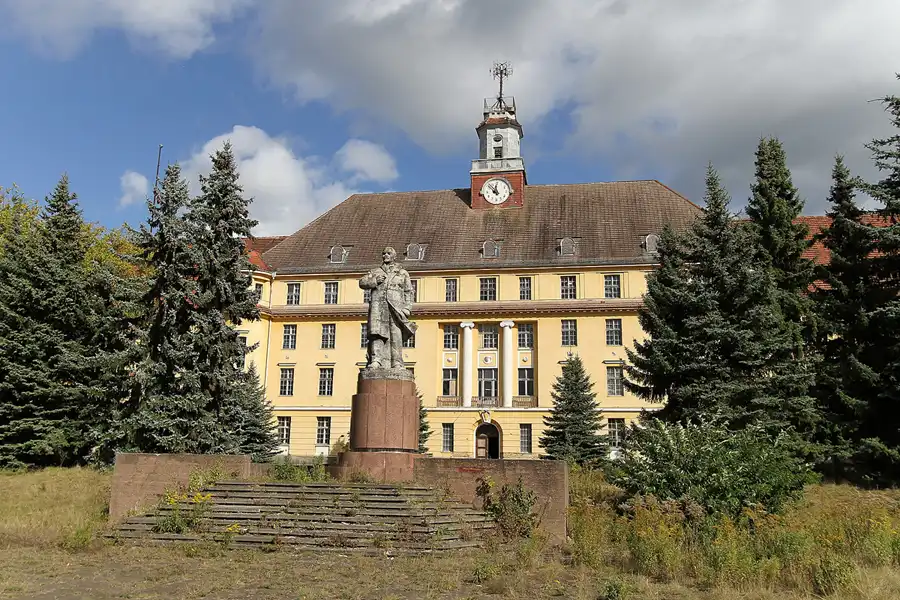 005 | 2012 | Wünsdorf | Das Haus der Offiziere – Hauptgebäude + Lenindenkmal | © carsten riede fotografie