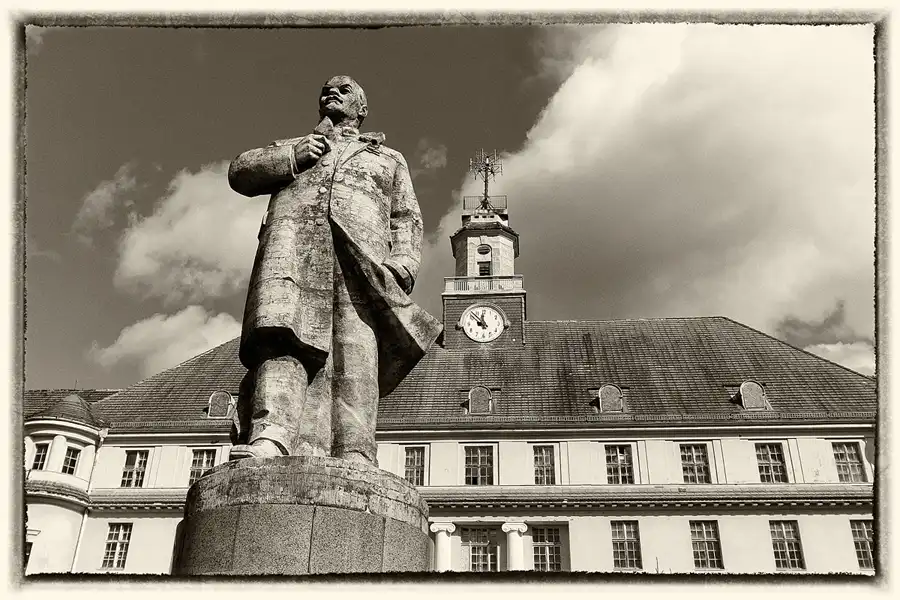 090 | 2012 | Wünsdorf | Das Haus der Offiziere – Hauptgebäude + Lenindenkmal | © carsten riede fotografie