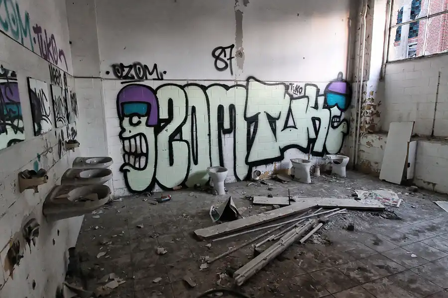 100 | 2012 | Berlin | Streetart im Backkombinat | © carsten riede fotografie