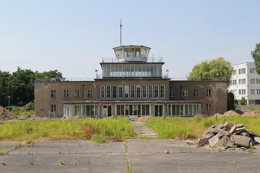 038 | 2013 | Leipzig-Mockau | Tower des ehemaligen Flughafens | © carsten riede fotografie