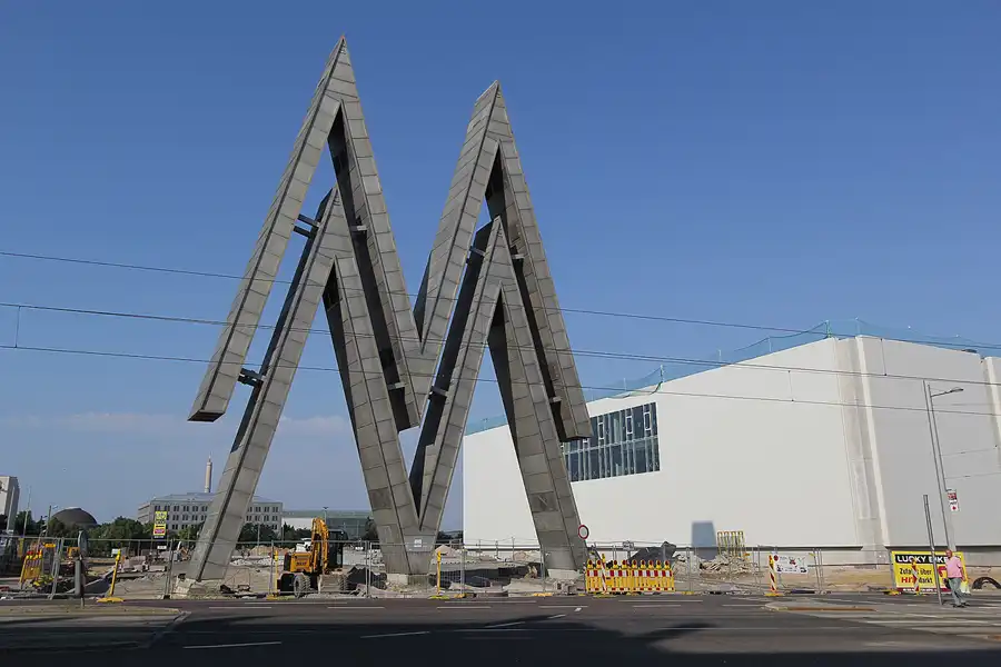 084 | 2013 | Leipzig | Alte Messe – Doppel-M | © carsten riede fotografie