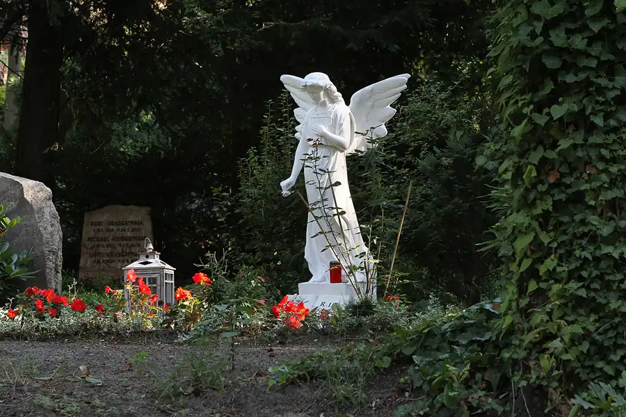 022 | 2013 | Berlin | Waldfriedhof Heerstrasse | © carsten riede fotografie
