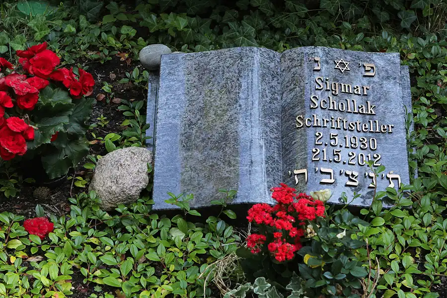 049 | 2013 | Berlin | Waldfriedhof Heerstrasse | © carsten riede fotografie