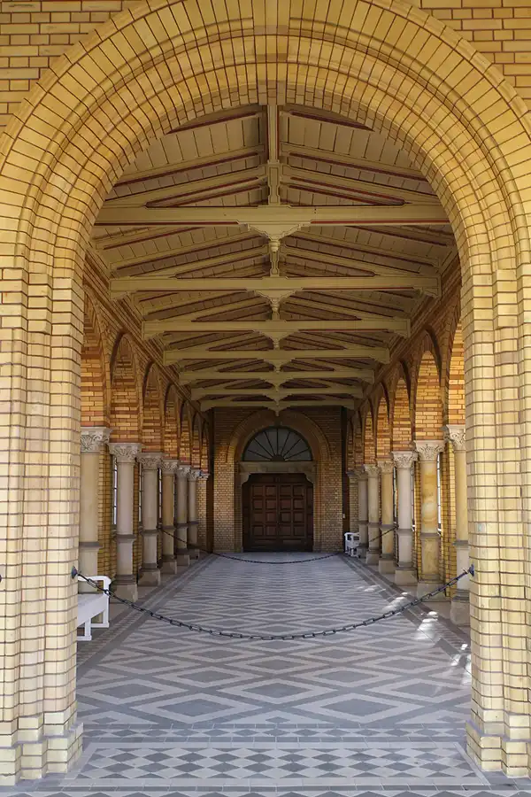 138 | 2014 | Berlin | Jüdischer Friedhof Berlin-Weissensee – Kapelle | © carsten riede fotografie