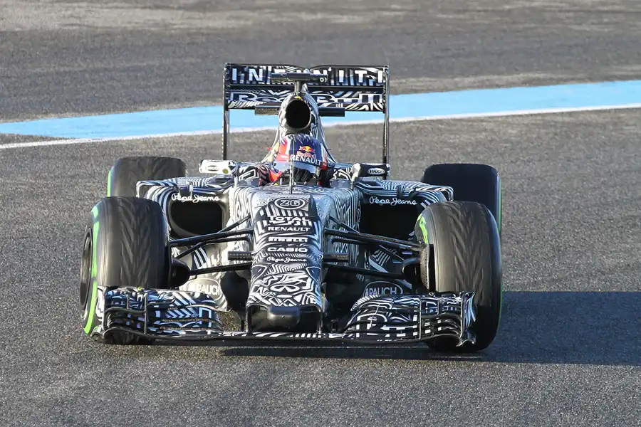 102 | 2015 | Jerez De La Frontera | Red Bull-Renault RB11 | Daniil Kvyat | © carsten riede fotografie