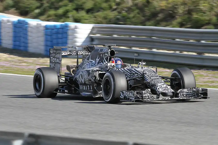 106 | 2015 | Jerez De La Frontera | Red Bull-Renault RB11 | Daniil Kvyat | © carsten riede fotografie