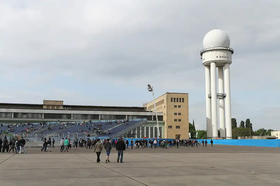 180 | 2015 | Berlin | Tempelhof Field | © carsten riede fotografie