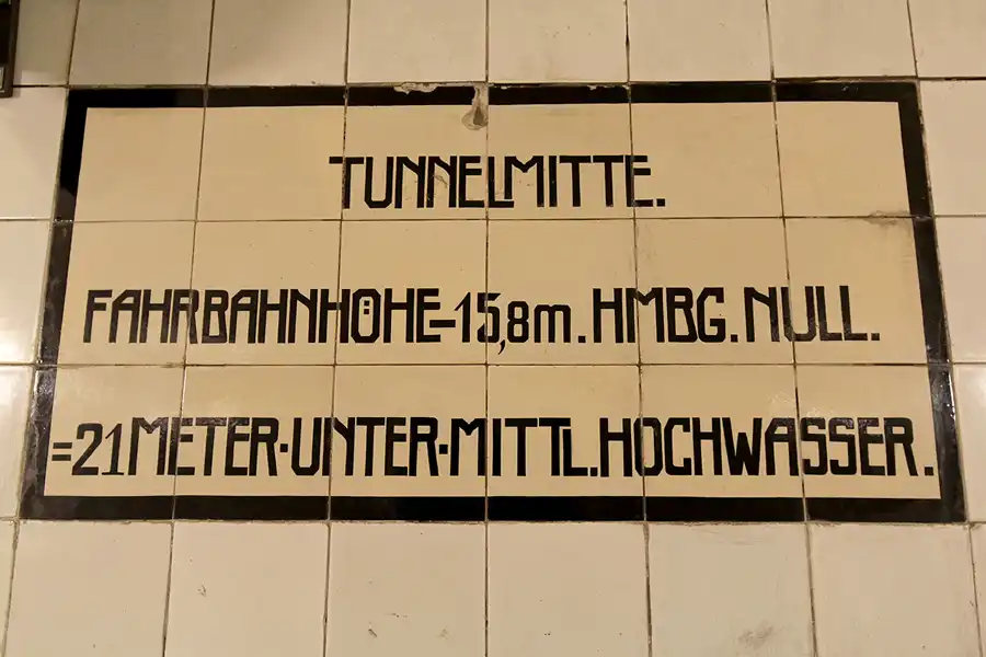 106 | 2015 | Hamburg | St. Pauli Elbtunnel | © carsten riede fotografie