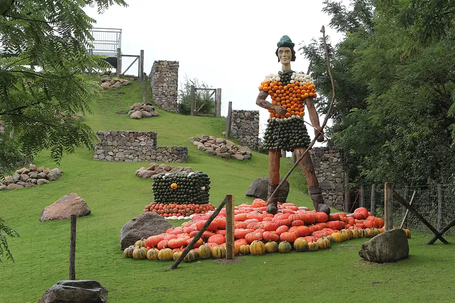 024 | 2015 | Beelitz GT Klaistow | Kürbisausstellung – Robin Hood = 1800 Kürbisse | © carsten riede fotografie