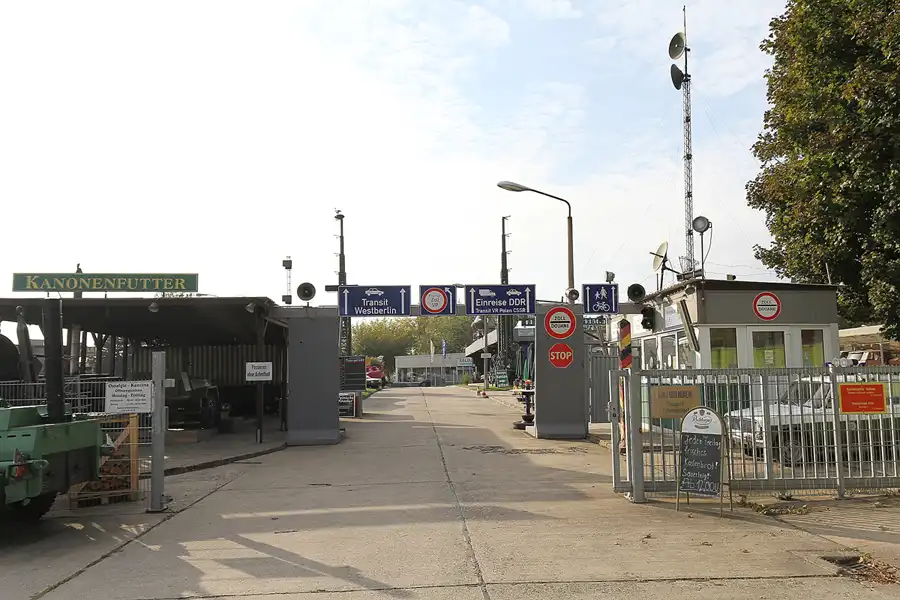 001 | 2015 | Oschersleben | Ostalgie-Kantine im Klubhaus der Werktätigen + Fahrzeugmuseum | © carsten riede fotografie