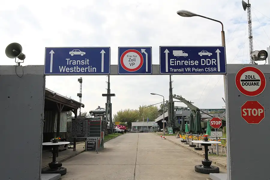 003 | 2015 | Oschersleben | Ostalgie-Kantine im Klubhaus der Werktätigen + Fahrzeugmuseum | © carsten riede fotografie