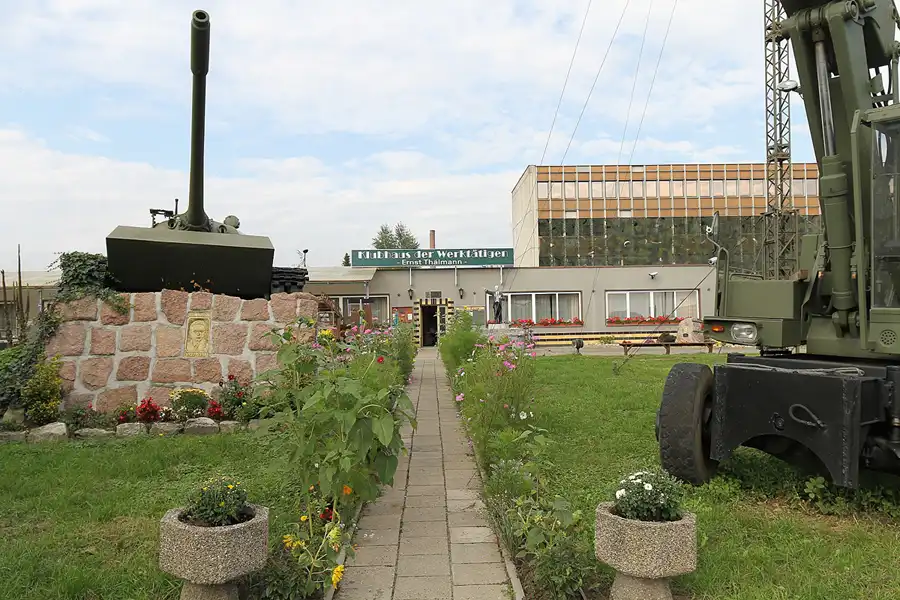 020 | 2015 | Oschersleben | Ostalgie-Kantine im Klubhaus der Werktätigen + Fahrzeugmuseum | © carsten riede fotografie