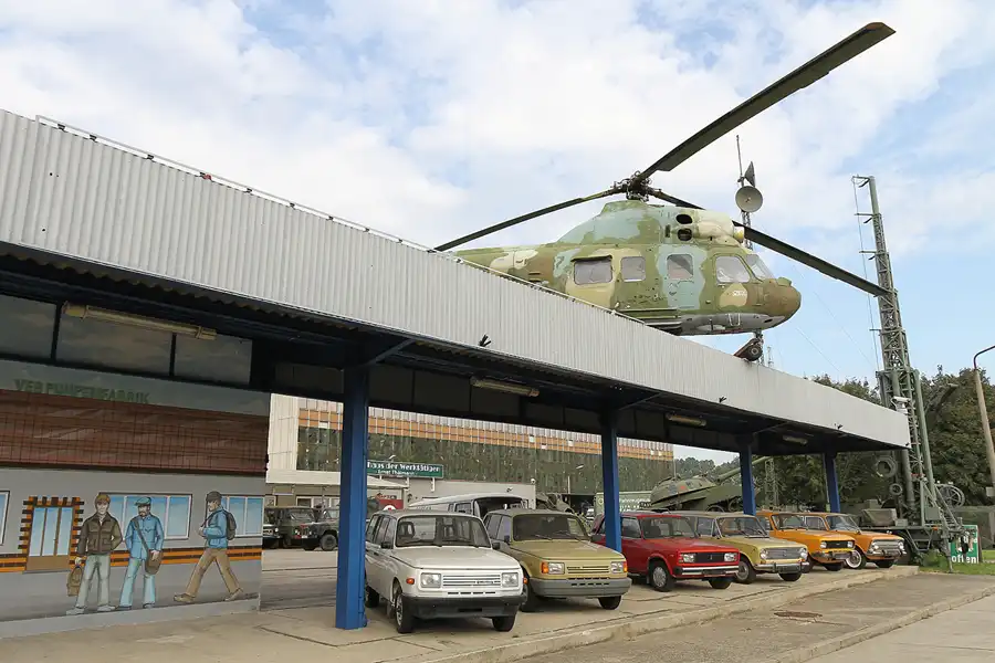 022 | 2015 | Oschersleben | Ostalgie-Kantine im Klubhaus der Werktätigen + Fahrzeugmuseum | © carsten riede fotografie