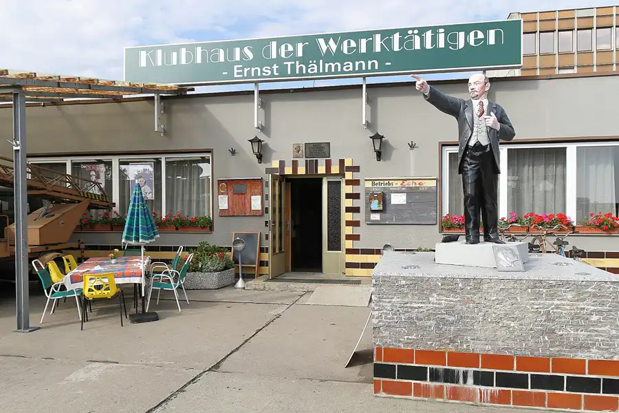 043 | 2015 | Oschersleben | Ostalgie-Kantine im Klubhaus der Werktätigen + Fahrzeugmuseum | © carsten riede fotografie