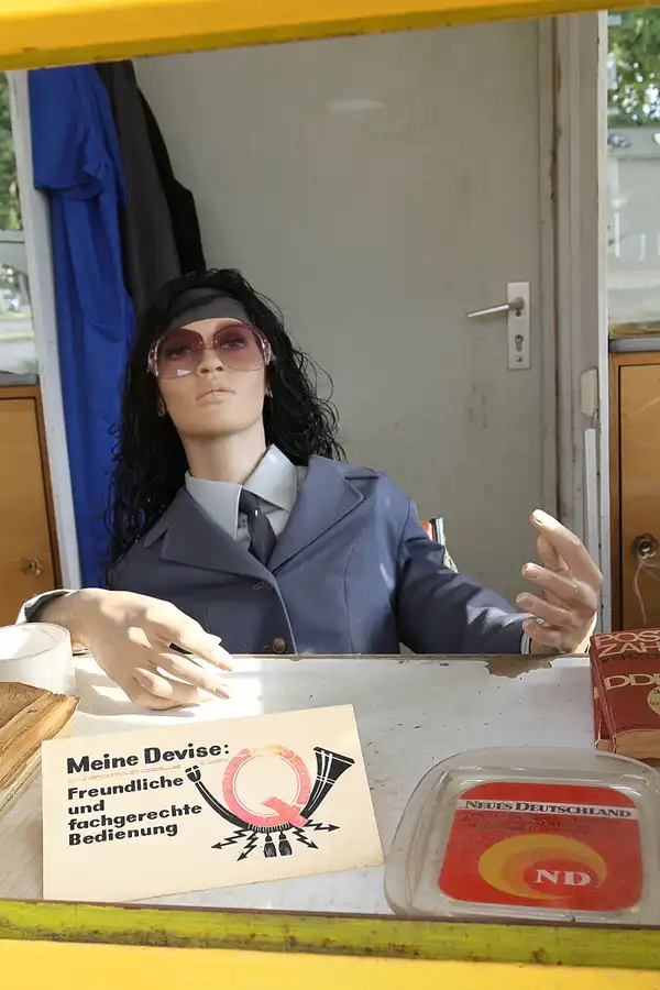 103 | 2015 | Oschersleben | Ostalgie-Kantine im Klubhaus der Werktätigen + Fahrzeugmuseum | © carsten riede fotografie