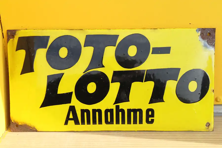 105 | 2015 | Oschersleben | Ostalgie-Kantine im Klubhaus der Werktätigen + Fahrzeugmuseum | © carsten riede fotografie