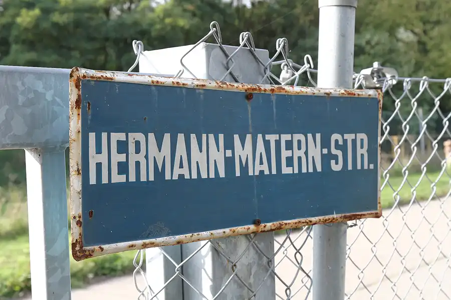 127 | 2015 | Oschersleben | Ostalgie-Kantine im Klubhaus der Werktätigen + Fahrzeugmuseum | © carsten riede fotografie