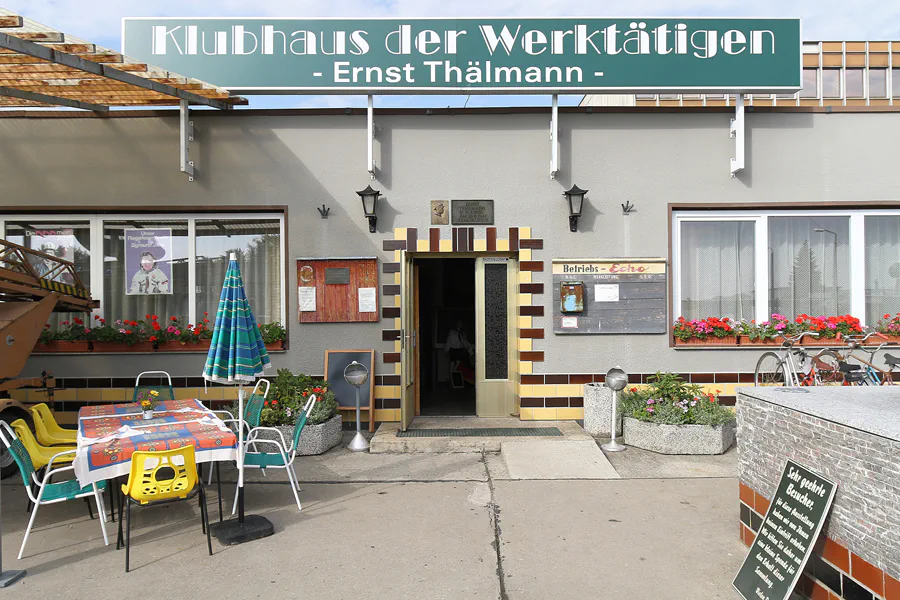 042 | 2015 | Oschersleben | Ostalgie-Kantine im Klubhaus der Werktätigen + Fahrzeugmuseum | © carsten riede fotografie