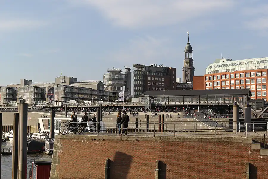081 | 2015 | Hamburg | Elbpromenade | © carsten riede fotografie