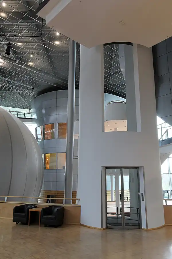 097 | 2016 | Dresden | Gläserne Manufaktur | © carsten riede fotografie