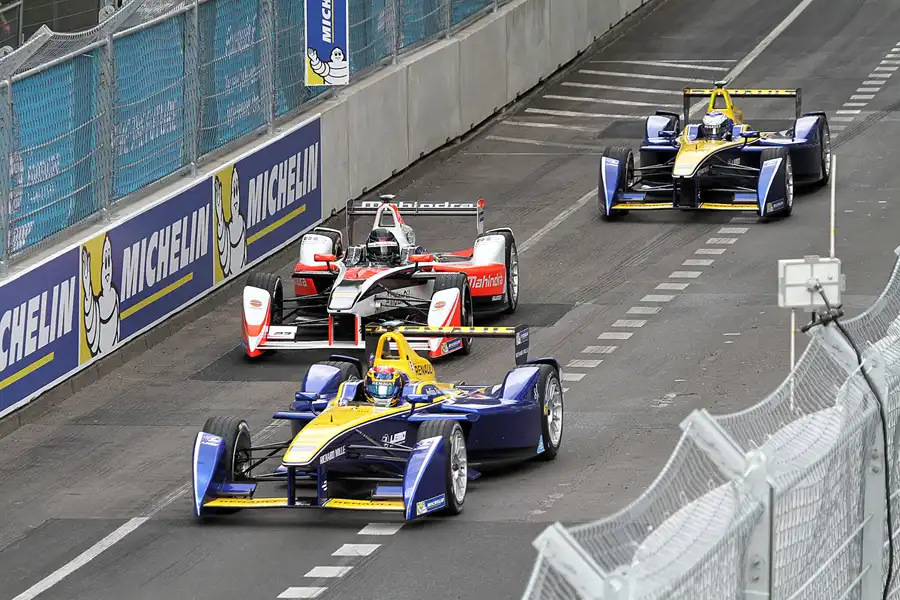 089 | 2016 | Berlin | Renault Z.E.15 | Team Renault e.dams | Sebastien Buemi + Mahindra M2ELECTRO | Team Mahindra Racing | Nick Heidfeld + Renault Z.E.15 | Team Renault e.dams | Nicolas Prost | © carsten riede fotografie