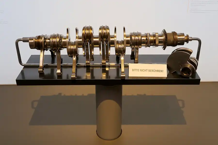 025 | 2018 | Zwickau | August Horch Museum – Auto Union V16 Rennmotor Typ A/B Kurbelwelle | © carsten riede fotografie