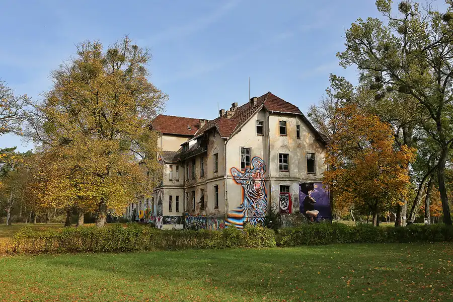 045 | 2019 | Strelitz-Alt | Mecklenburg-Strelitzsche Landesirrenanstalt Domjüch – artbase 2019 | © carsten riede fotografie