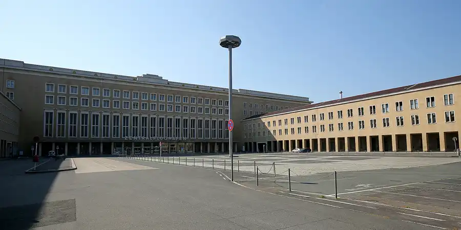002 | 2020 | Berlin | Flughafen Tempelhof | © carsten riede fotografie