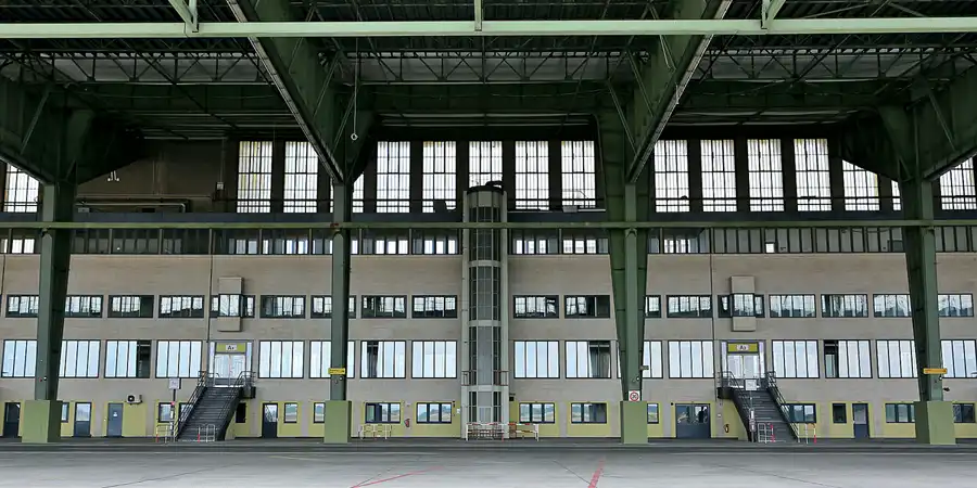 081 | 2020 | Berlin | Flughafen Tempelhof | © carsten riede fotografie