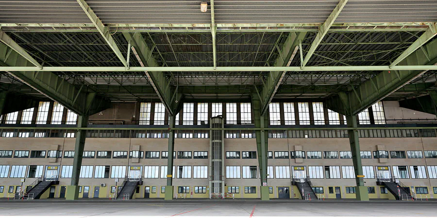 080 | 2020 | Berlin | Flughafen Tempelhof | © carsten riede fotografie