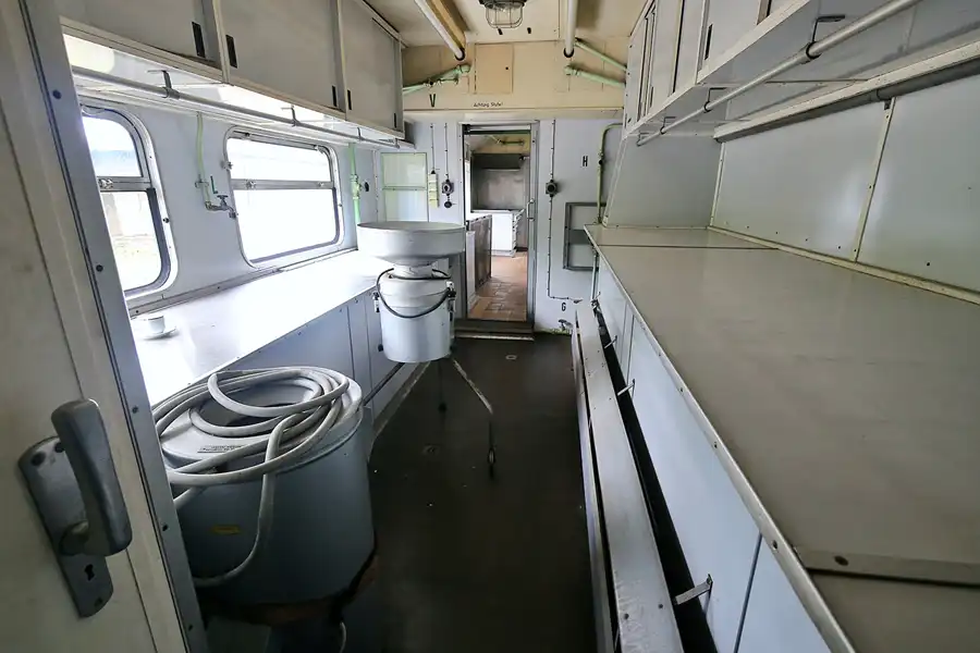 092 | 2020 | Stassfurt | Bahnbetriebswerk Stassfurt – Katastrophenzug der Deutschen Reichsbahn – K9-Zug | © carsten riede fotografie