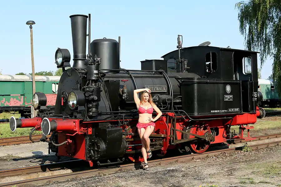 066 | 2020 | Wittenberge | Bahnbetriebswerk Wittenberge – Historischer Lokschuppen – Model Cold Angel Jana | © carsten riede fotografie