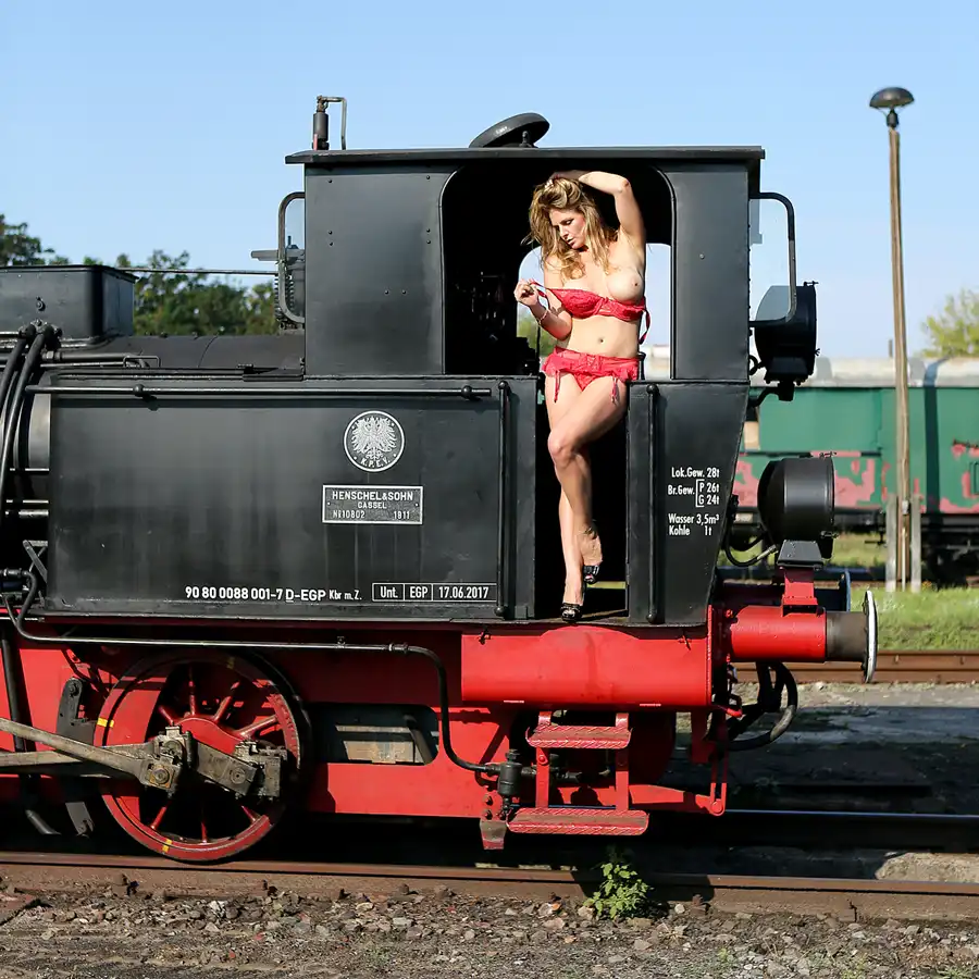 075 | 2020 | Wittenberge | Bahnbetriebswerk Wittenberge – Historischer Lokschuppen – Model Cold Angel Jana | © carsten riede fotografie