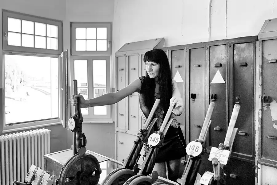 083 | 2020 | Wittenberge | Bahnbetriebswerk Wittenberge – Historischer Lokschuppen – Model Romy | © carsten riede fotografie