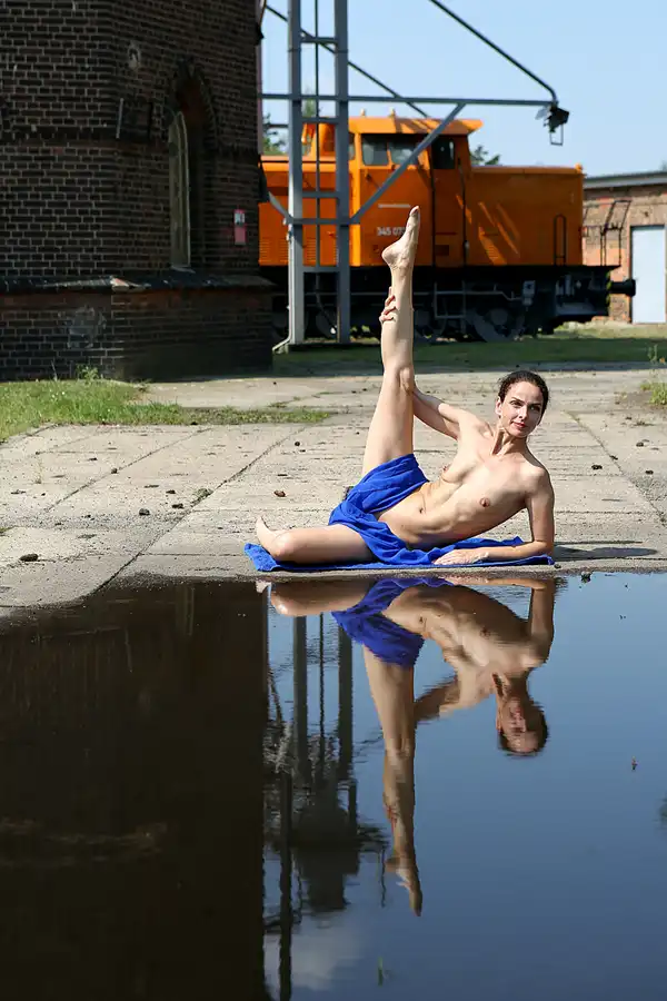 109 | 2020 | Wittenberge | Bahnbetriebswerk Wittenberge – Historischer Lokschuppen – Model Nadine L'Adorée | © carsten riede fotografie